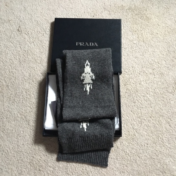Prada 🧣✨ - Picture 5 of 5